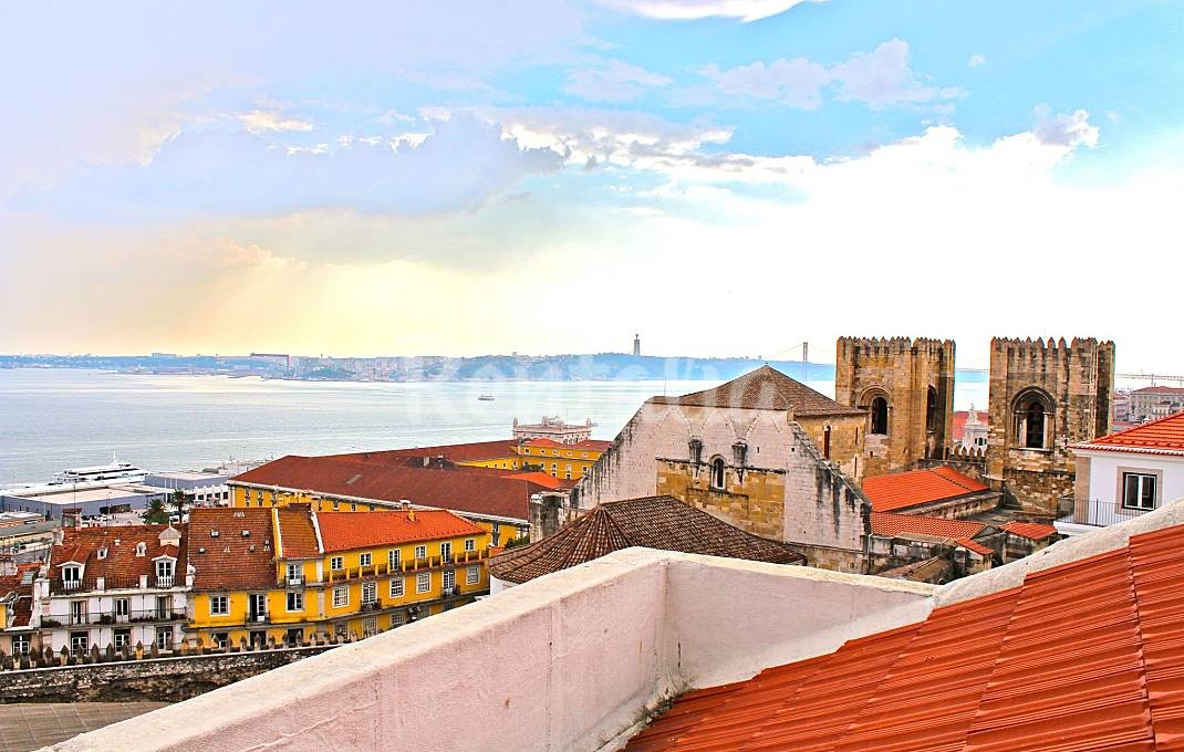 Casas de fim de semana: Contemplar o Tejo e Lisboa numa varanda de Alfama (fotos) 