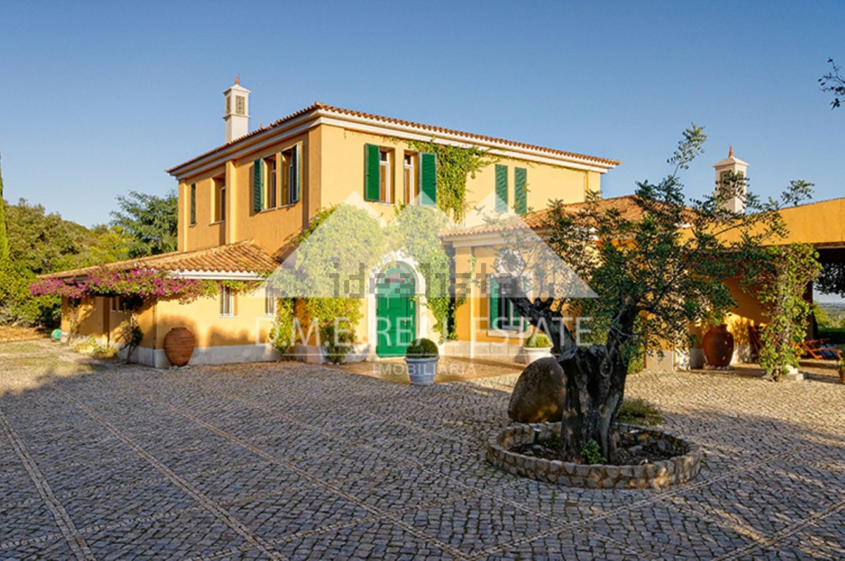 Esta espetacular mansão está localizada em Tavira e custa 2.590.000 euros.