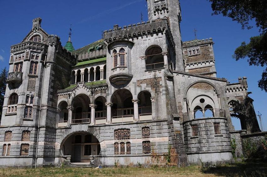 Era uma vez... um palácio abandonado (Castelo da D. Chica) que está à venda no idealista 