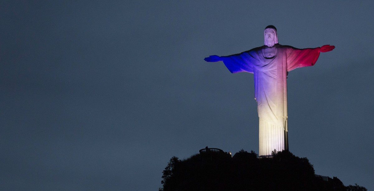  As construções mais emblemáticas do mundo homenageiam as vítimas do atentado de Paris 