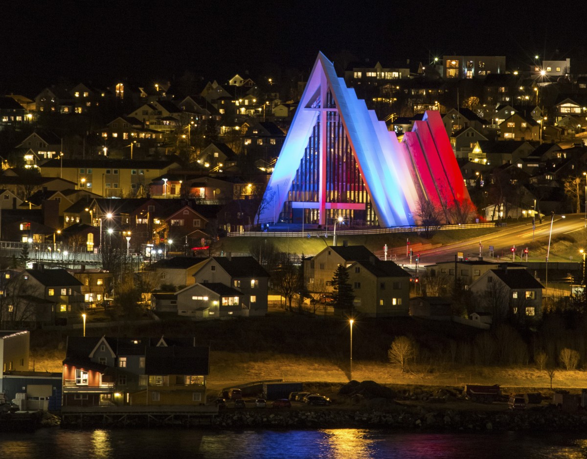  As construções mais emblemáticas do mundo homenageiam as vítimas do atentado de Paris 