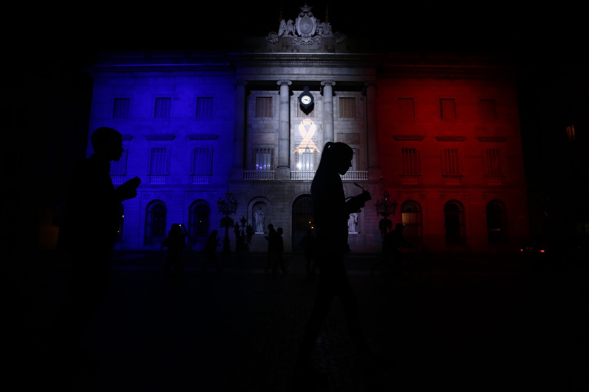 As construções mais emblemáticas do mundo homenageiam as vítimas do atentado de Paris