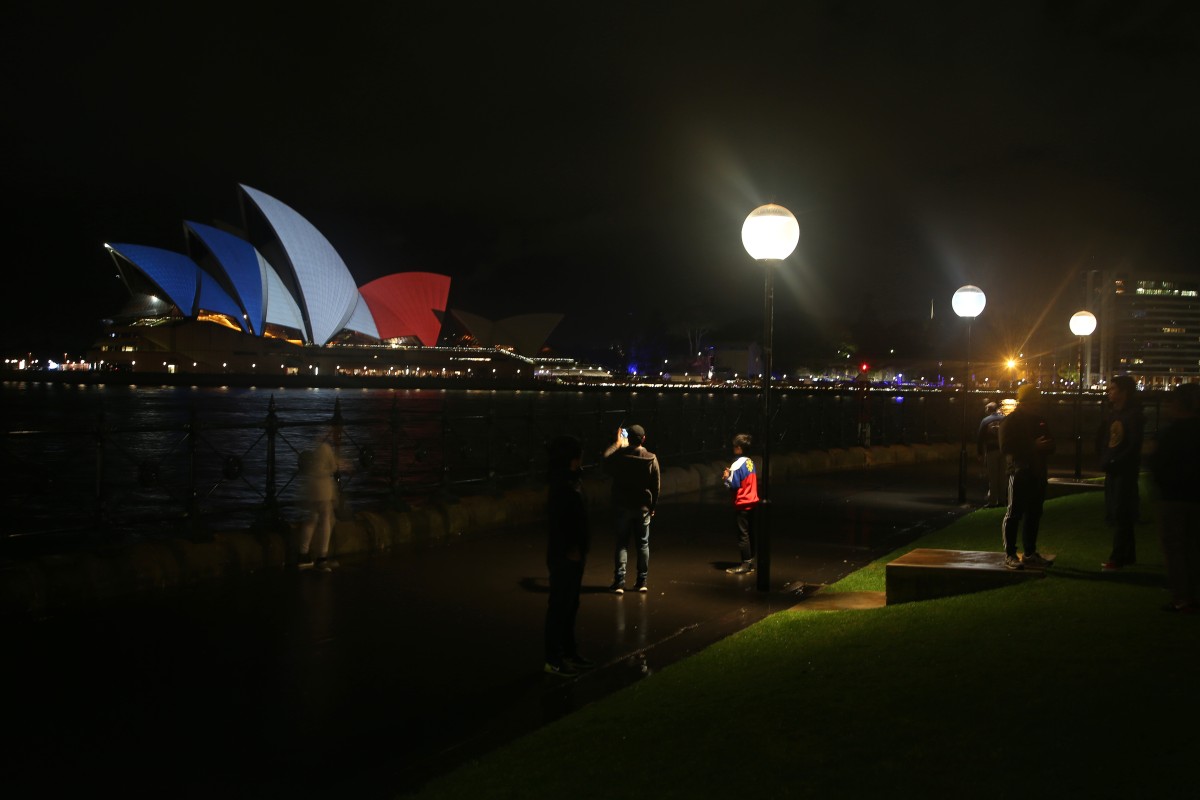 As construções mais emblemáticas do mundo homenageiam as vítimas do atentado de Paris