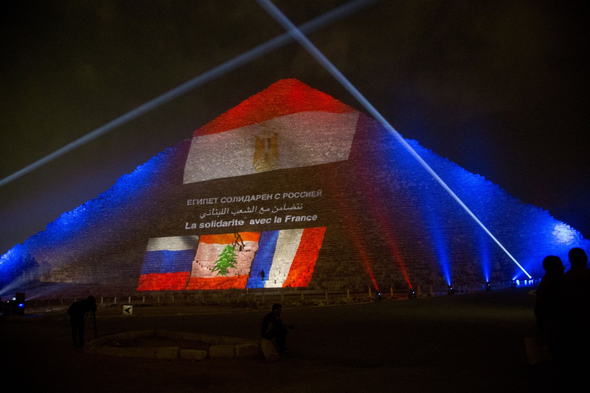  As construções mais emblemáticas do mundo homenageiam as vítimas do atentado de Paris 