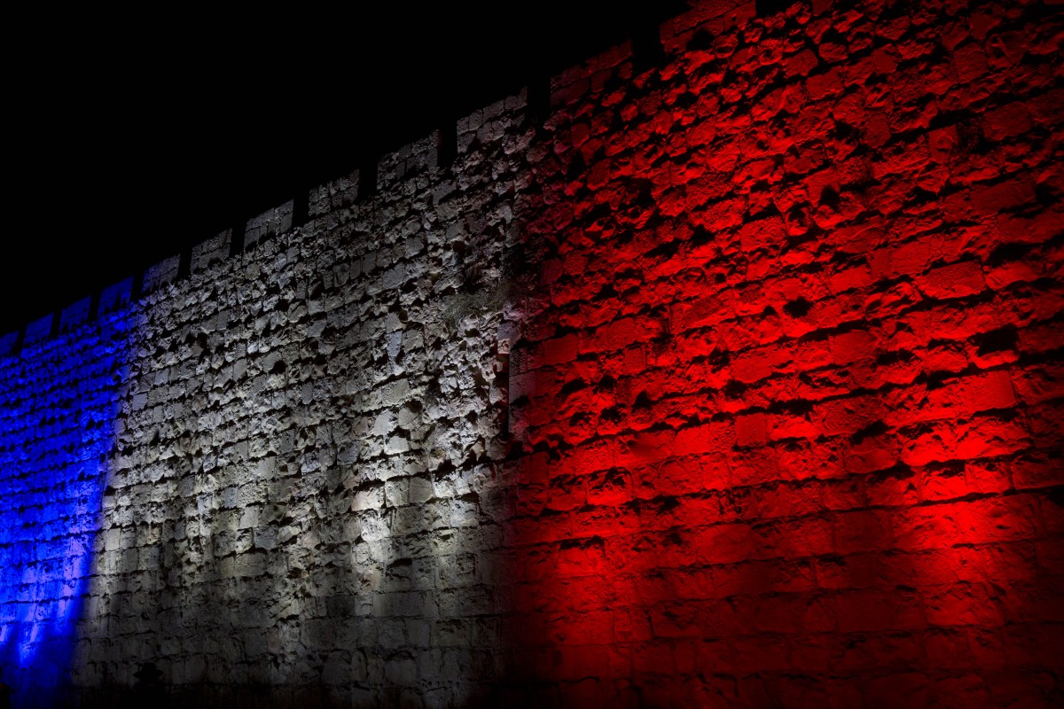 As construções mais emblemáticas do mundo homenageiam as vítimas do atentado de Paris