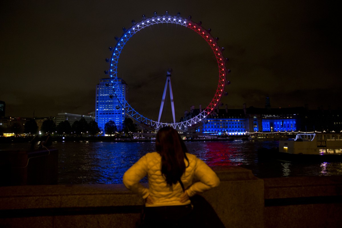 As construções mais emblemáticas do mundo homenageiam as vítimas do atentado de Paris