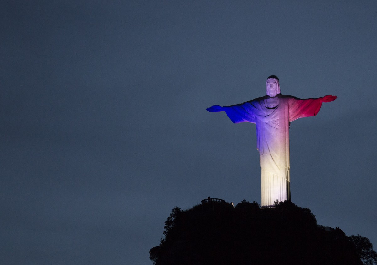 As construções mais emblemáticas do mundo homenageiam as vítimas do atentado de Paris