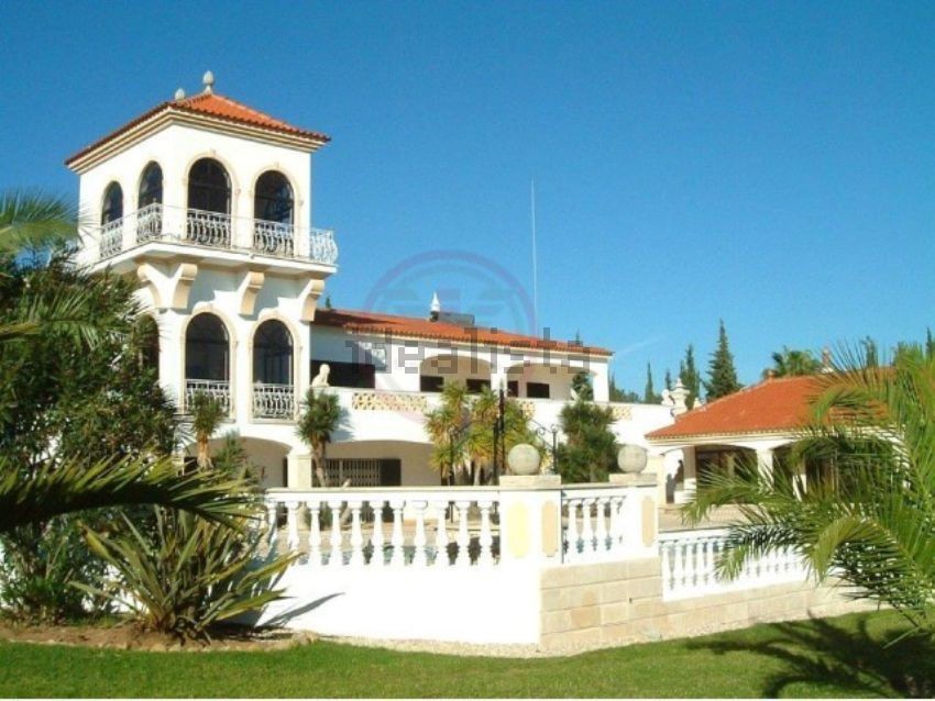 Esta espetacular moradia está localizada em Lagoa, no Algarve, e custa 1.999.000 euros.