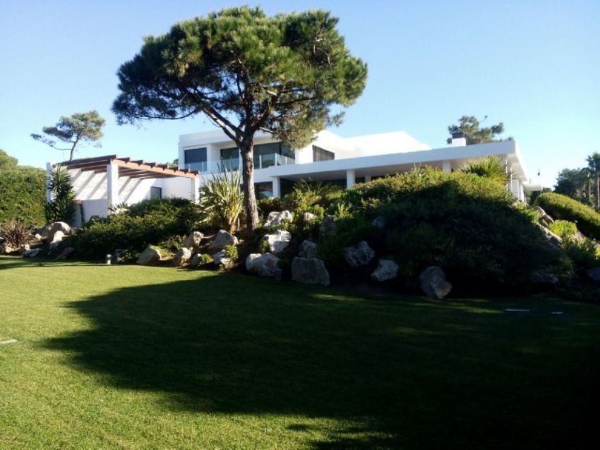 Esta espetacular moradia está localizada em Cascais e custa 3.950.000 euros.