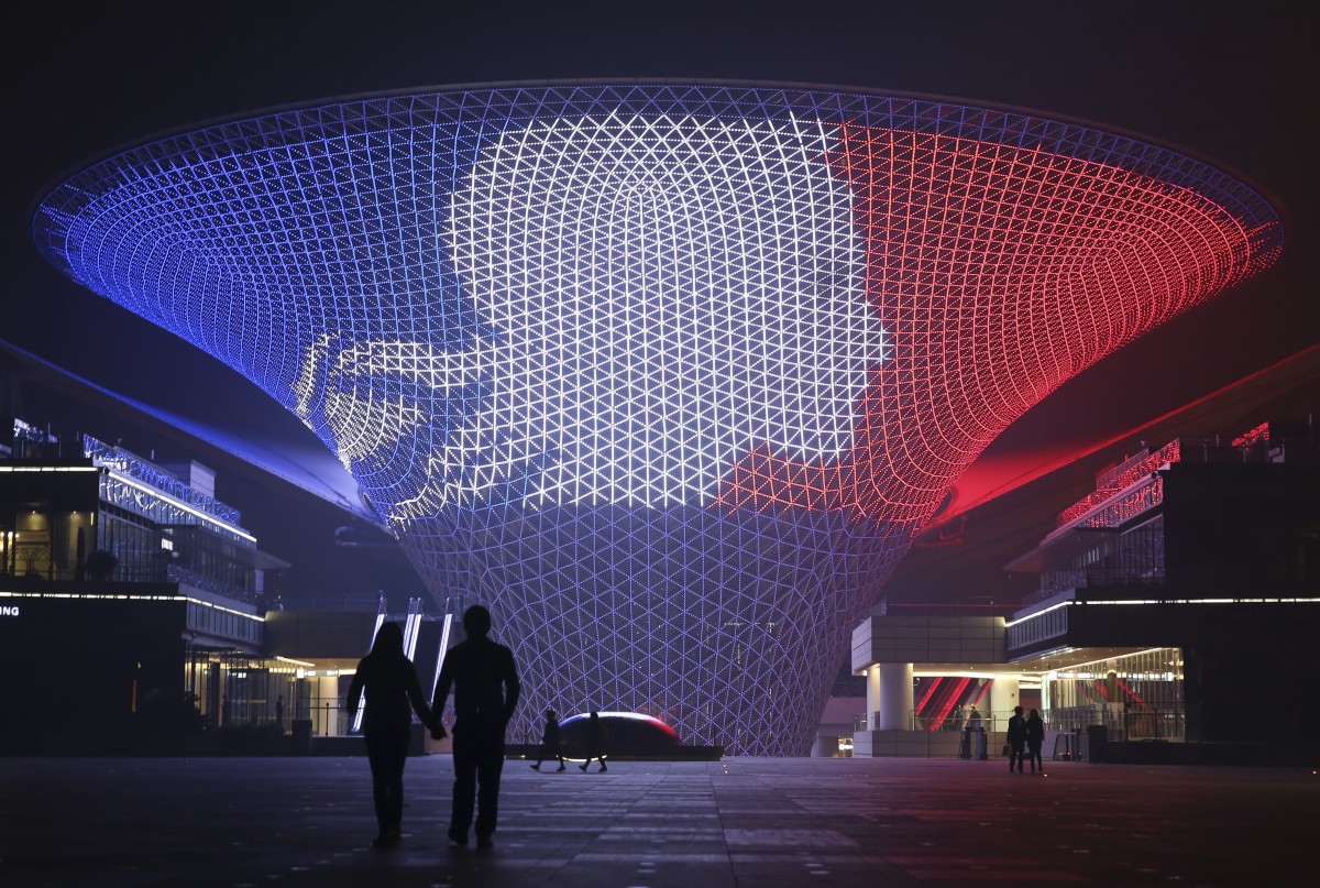  As construções mais emblemáticas do mundo homenageiam as vítimas do atentado de Paris 