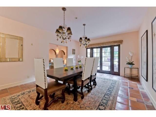 Charlie Sheen vende duas das suas três mansões em Los Angeles depois de anunciar que é seropositivo