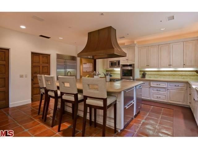 Charlie Sheen vende duas das suas três mansões em Los Angeles depois de anunciar que é seropositivo