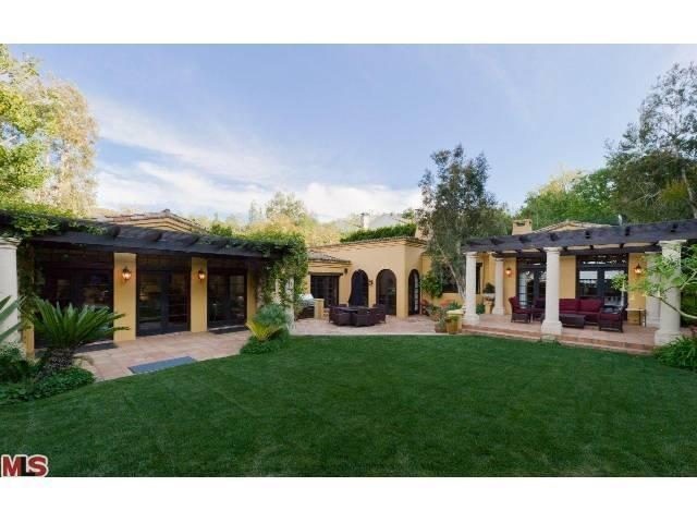 Charlie Sheen vende duas das suas três mansões em Los Angeles depois de anunciar que é seropositivo