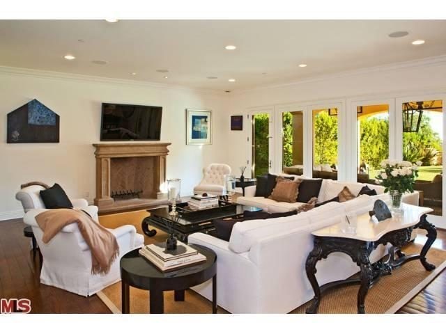 Charlie Sheen vende duas das suas três mansões em Los Angeles depois de anunciar que é seropositivo