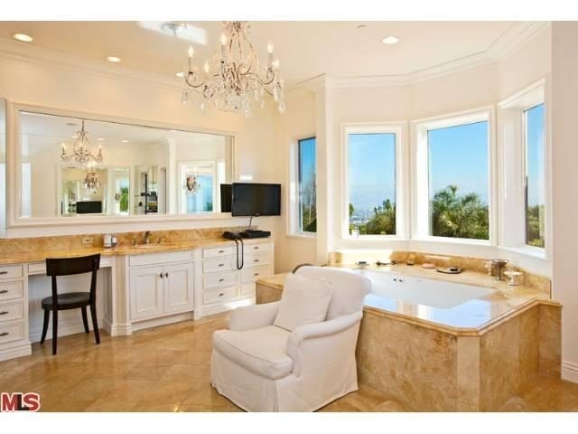 Charlie Sheen vende duas das suas três mansões em Los Angeles depois de anunciar que é seropositivo