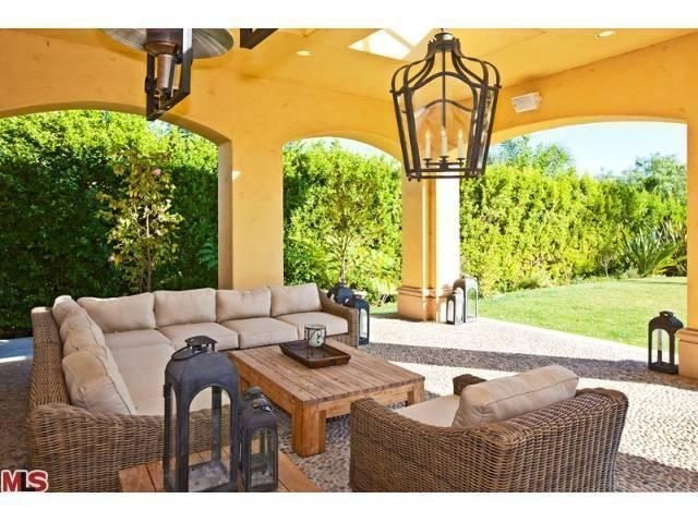 Charlie Sheen vende duas das suas três mansões em Los Angeles depois de anunciar que é seropositivo