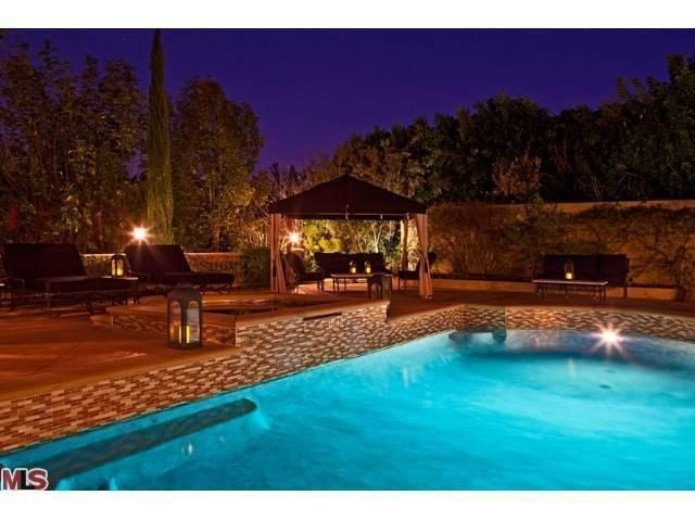 Charlie Sheen vende duas das suas três mansões em Los Angeles depois de anunciar que é seropositivo