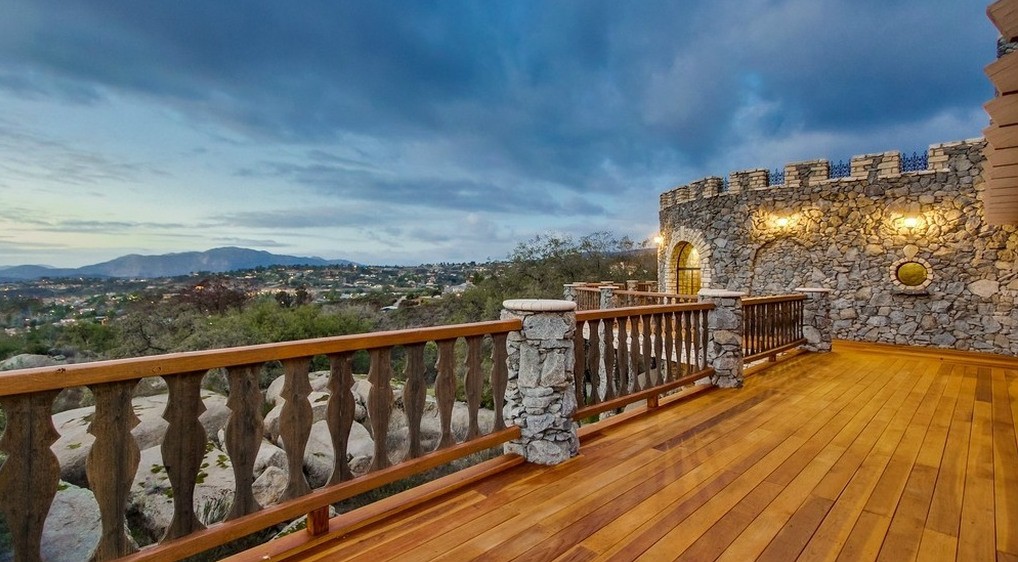 Mansão em forma de castelo (e com um lago) à venda em San Diego por 1,6 milhões