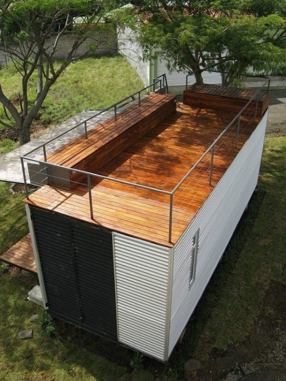 Terraço de madeira da casa modular