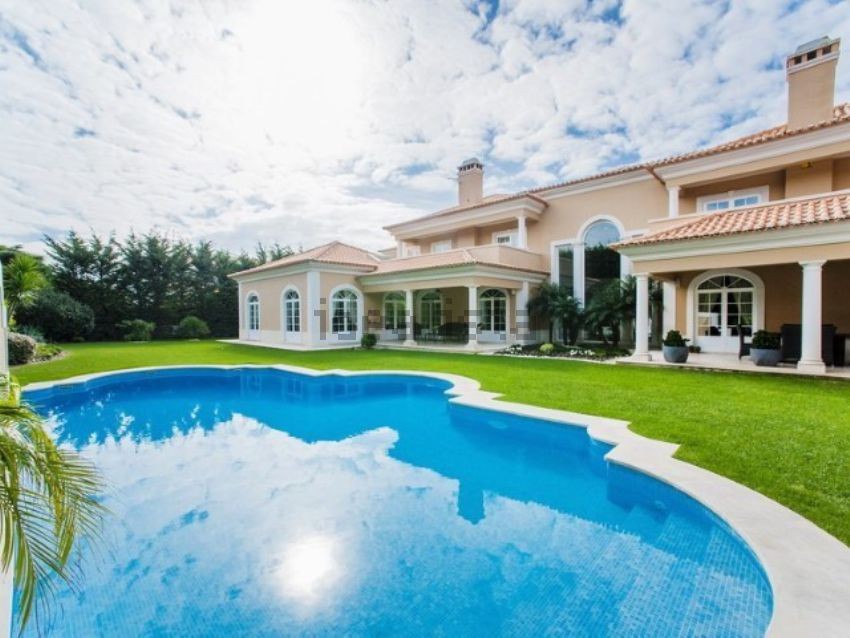 Esta espetacular moradia está localizada em Cascais e custa 5.000.000 euros.