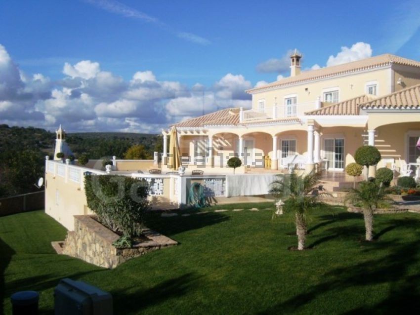 Esta espetacular mansão está localizada em Loulé e custa 1.750.000 euros.