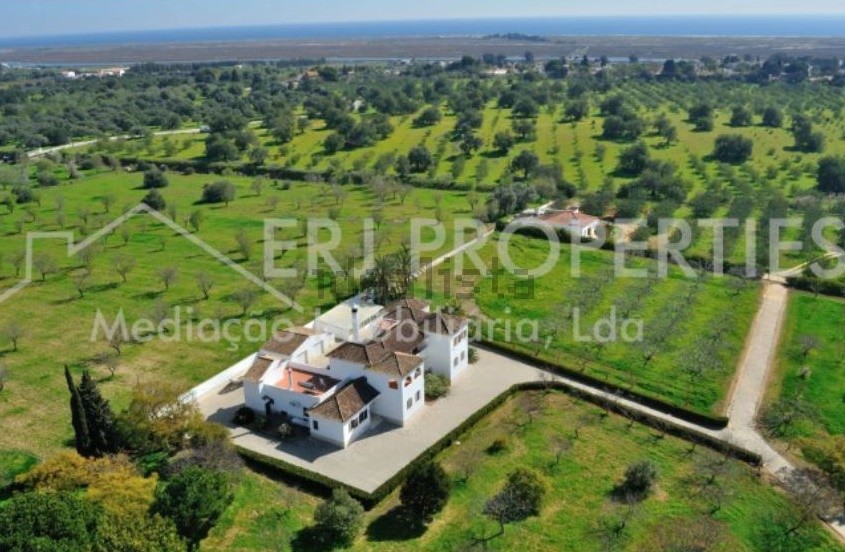Esta espetacular moradia está localizada em Tavira e custa 1.450.000 euros.