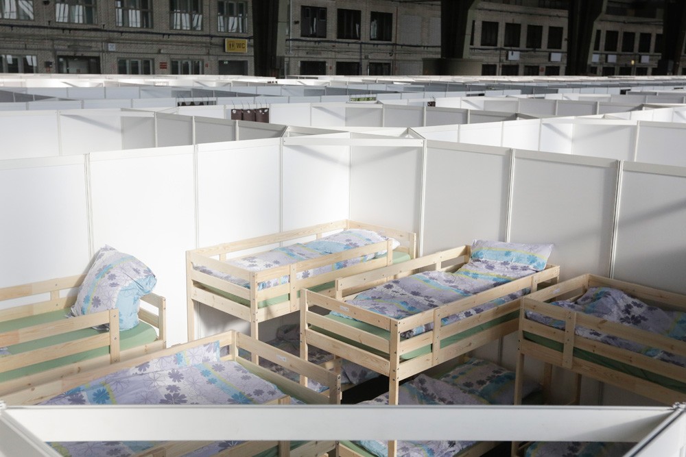 Como um aeroporto nazi se transformou num “lar” para 2.300 refugiados sírios em Berlim