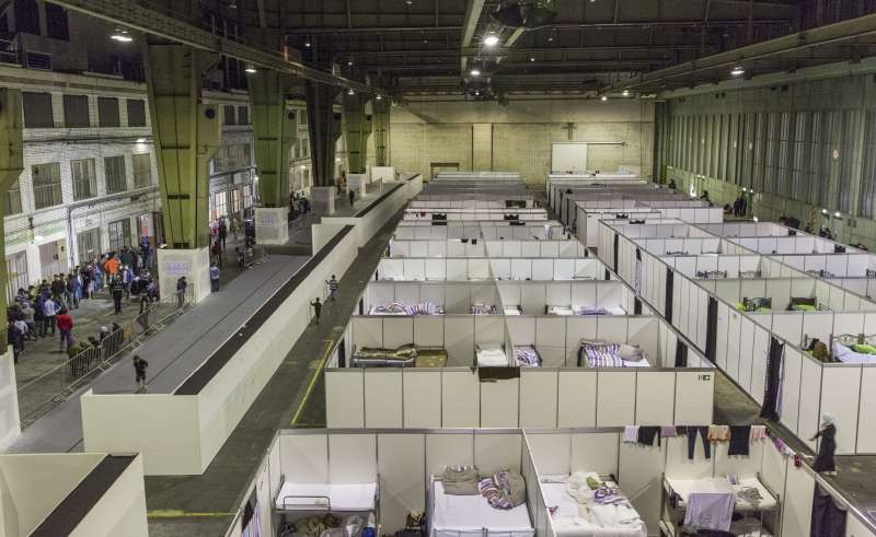Como um aeroporto nazi se transformou num “lar” para 2.300 refugiados sírios em Berlim