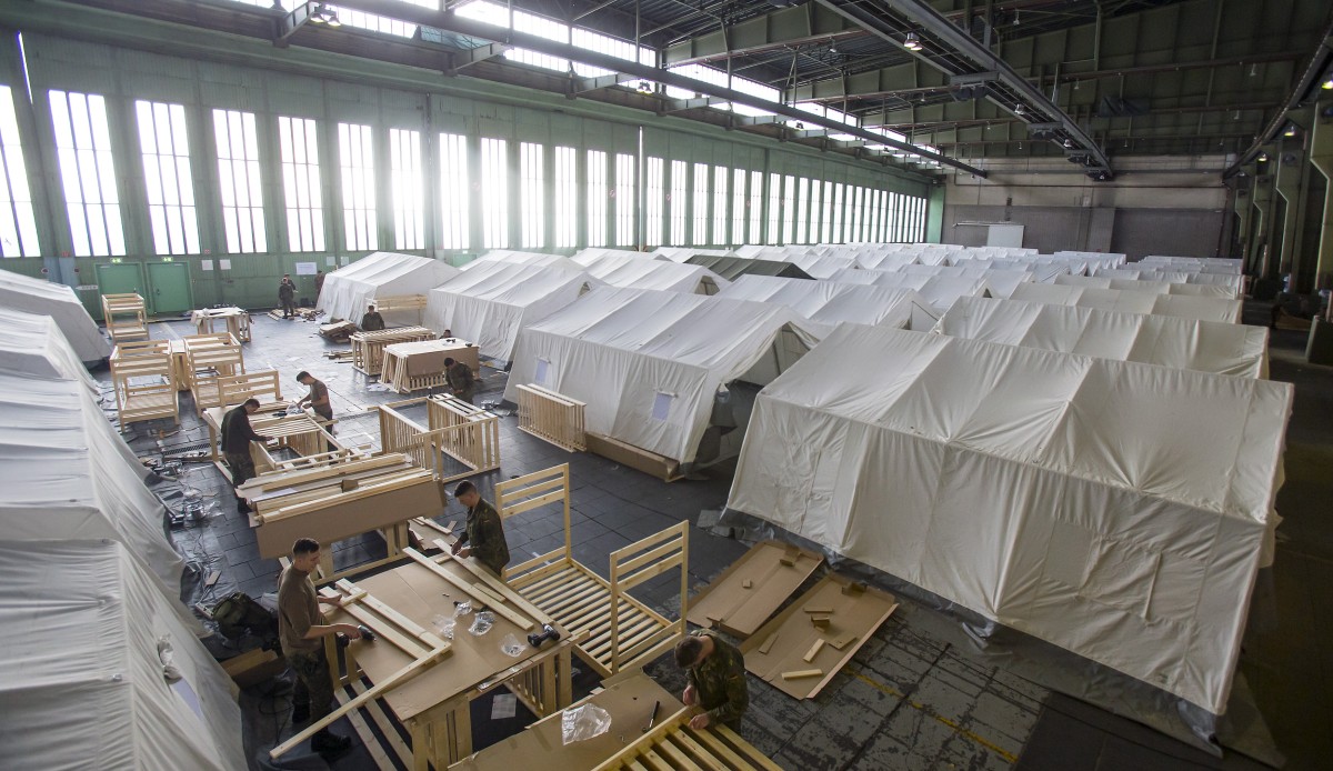 Como um aeroporto nazi se transformou num “lar” para 2.300 refugiados sírios em Berlim