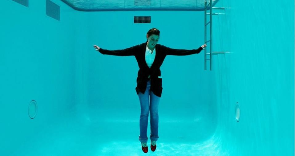 A única piscina no mundo na qual podes nadar sem te molhares