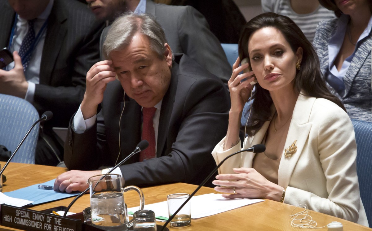 António Guterres com a atriz Angelina Jolie numa reunião sobre refugiados.