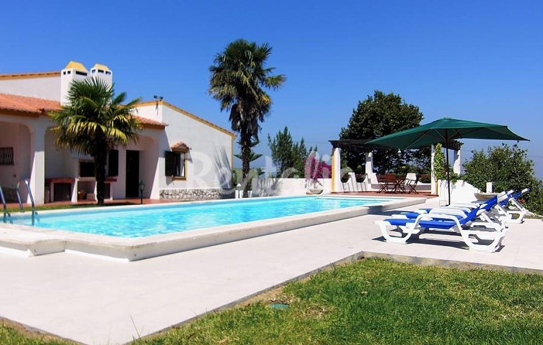 Casas de fim de semana: Vivenda com piscina e jardim em Sesimbra com vista para a Serra da Arrábida 