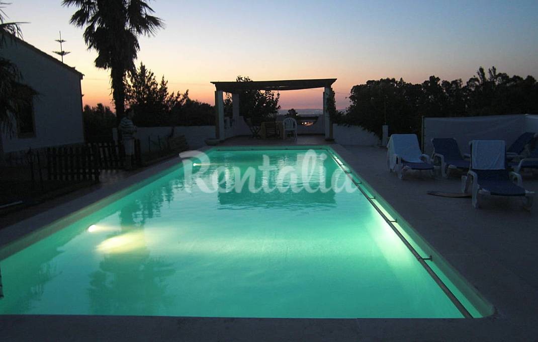 Casa para arrendar na Aldeia de Portela em Sesimbra, com jardim, piscina e umas fabulosas vistas
