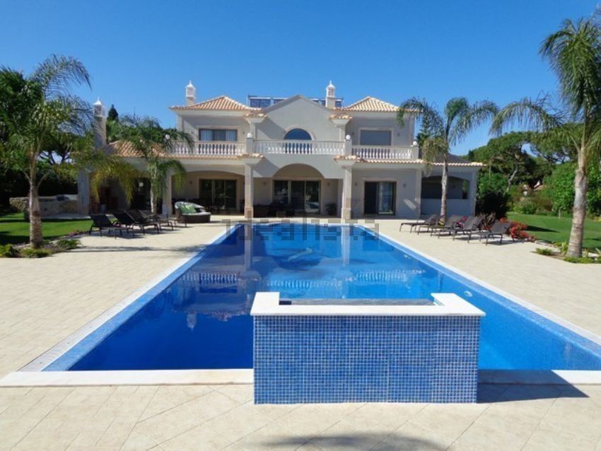 Esta moderna moradia com piscina está localizada em Quarteira e custa 2.700.000 euros. Esta moderna moradia com piscina está localizada em Quarteira e custa 2.700.000 euros.