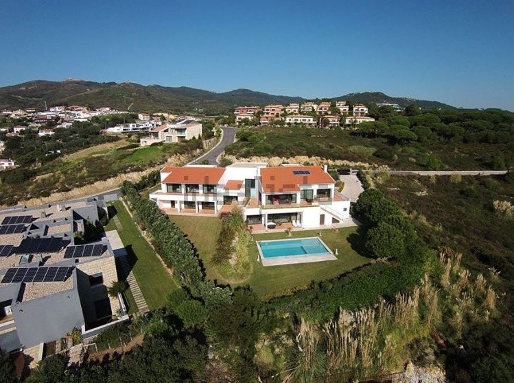 Esta espetacular mansão está localizada em Cascais e custa 3.000.000 euros.