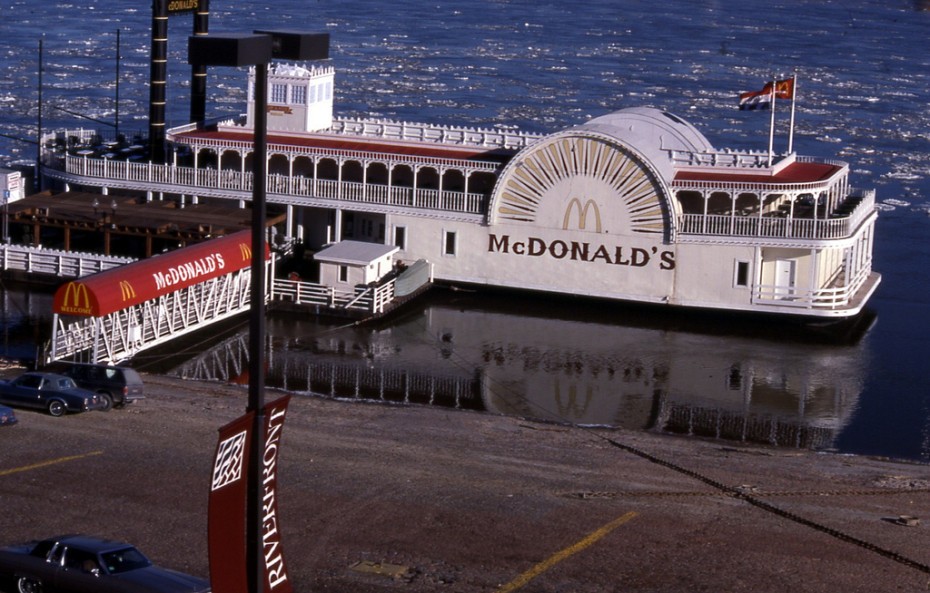 un_barco_que_navegaba_el_rio_mississippi_st._louis_eeuu