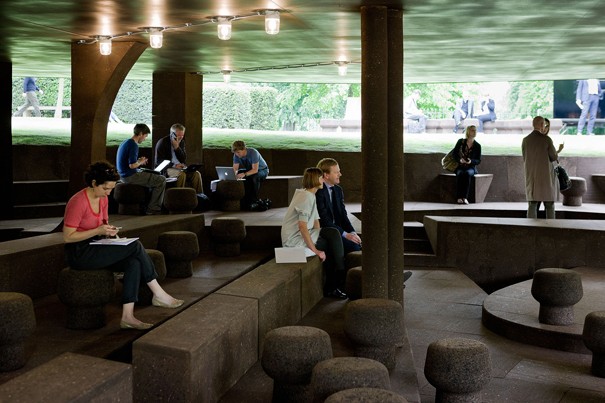 Serpentine Gallery Pavillion, 2012: Colaboração entre os arquitetos Herzog & de Meuron e o artista chinês Ai Weiwei. Serpentine Gallery Pavillion, 2012: Colaboração entre os arquitetos Herzog & de Meuron e o artista chinês Ai Weiwei.