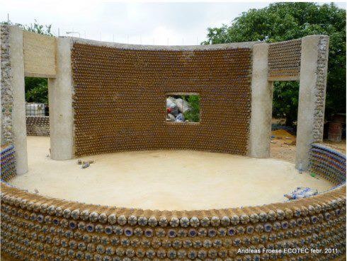 Made in Nigéria: Assim é a primeira casa do mundo feita com garrafas de plástico e à prova de bala 