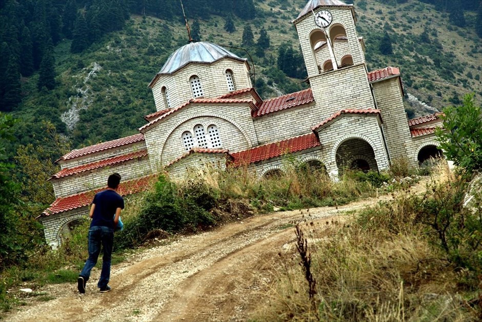 Ropoto, a cidade inclinada (e fantasma) da Grécia