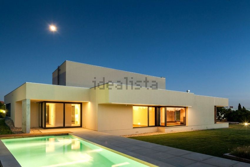 Esta espetacular casa está localizada num condomínio privado de luxo em Queluz, Sintra. 