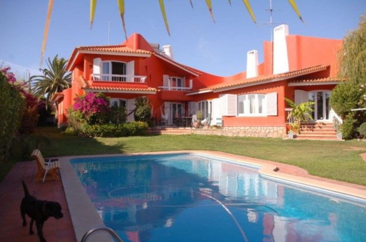 Esta espetacular mansão está localizada em Cascais e custa 1.620.000 euros.