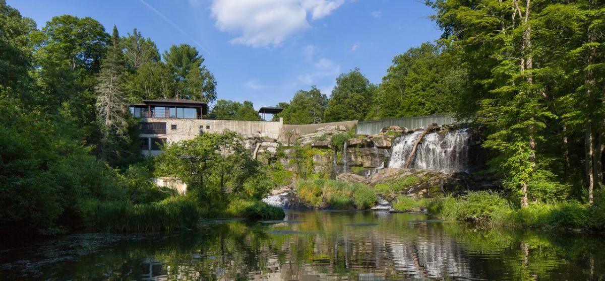 Casas de sonho: Uma espetacular mansão com cascata natural na sala 