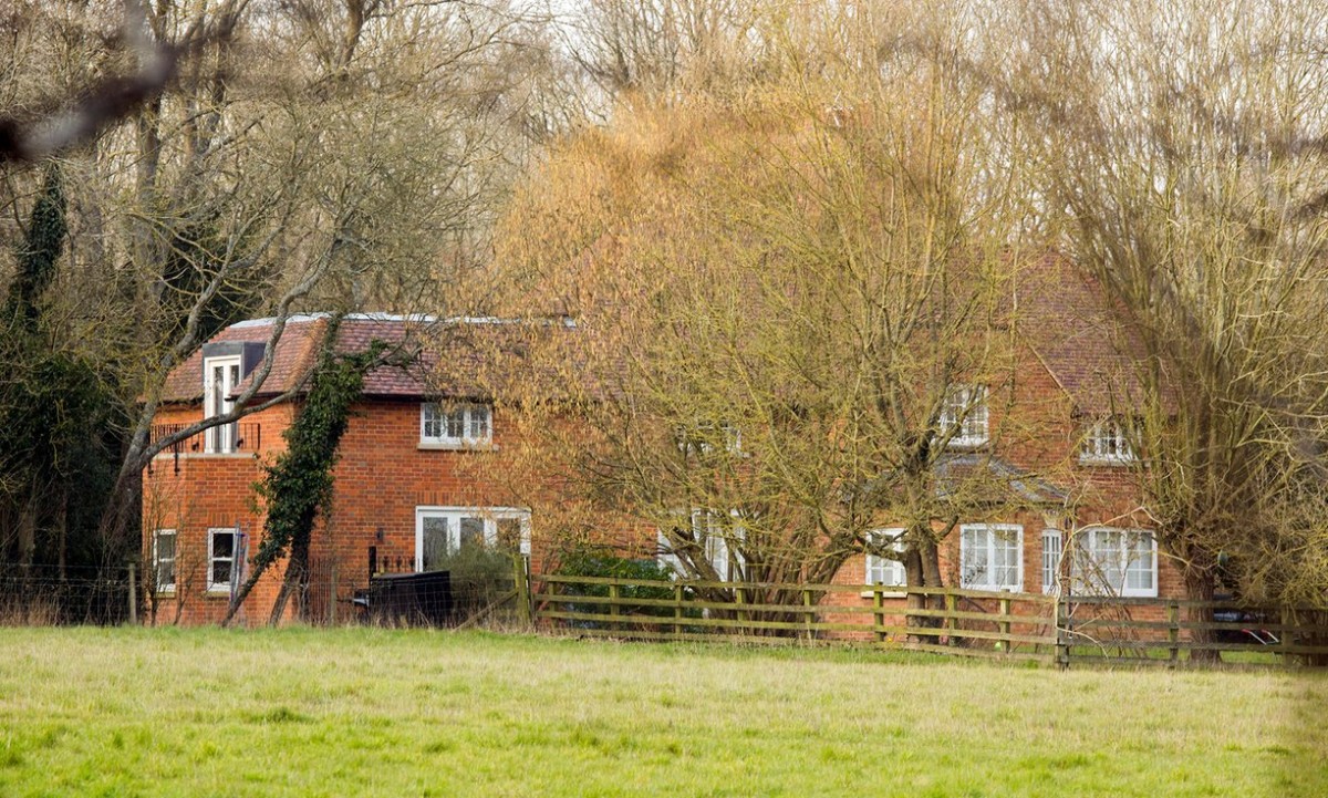 Casa de campo em Aylesbury, Buckinghamshire (avaliada em 780.000 libras). The Guardian