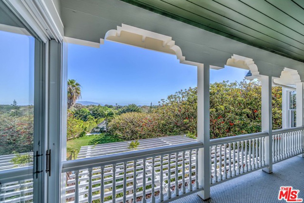 chris-hemsworth-elsa-pataky-house-in-malibu-for-sale-balcony
