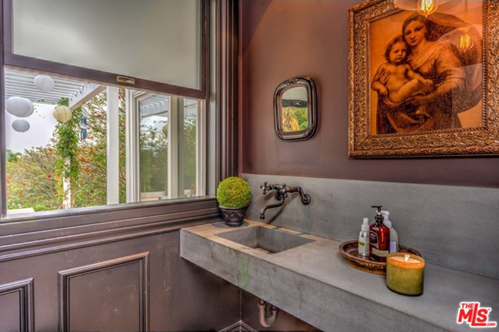 chris-hemsworth-elsa-pataky-house-in-malibu-for-sale-bathroom