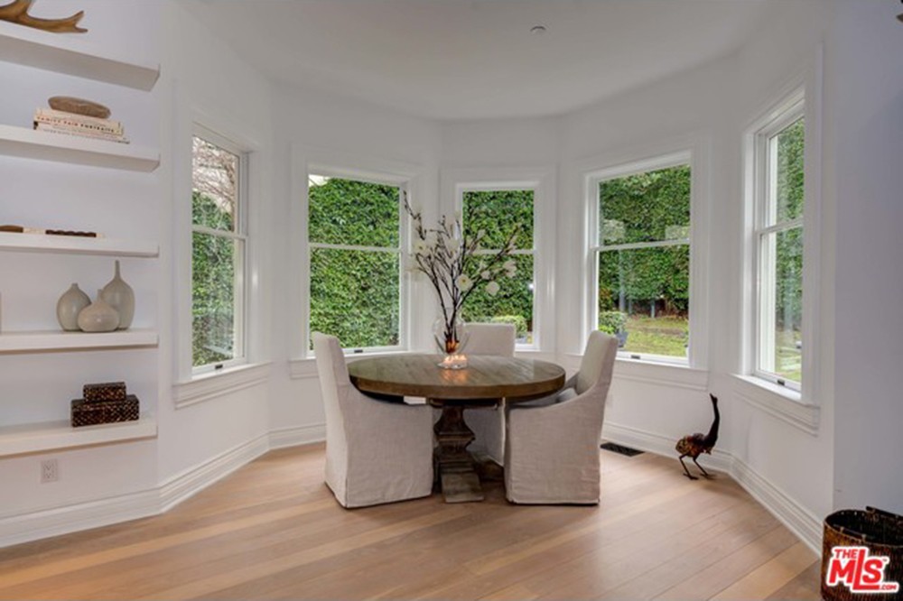 chris-hemsworth-elsa-pataky-house-in-malibu-for-sale-breakfast-nook-2