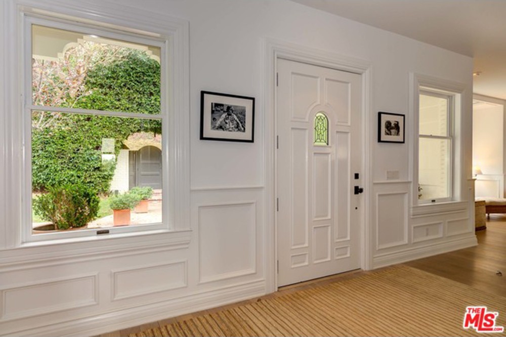 chris-hemsworth-elsa-pataky-house-in-malibu-for-sale-door