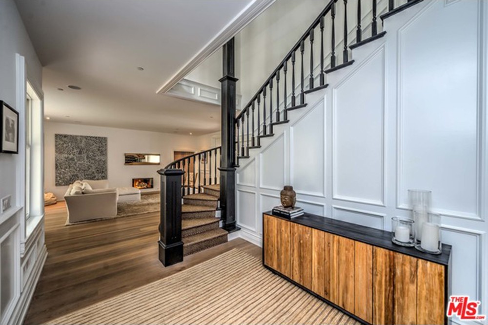 chris-hemsworth-elsa-pataky-house-in-malibu-for-sale-foyer