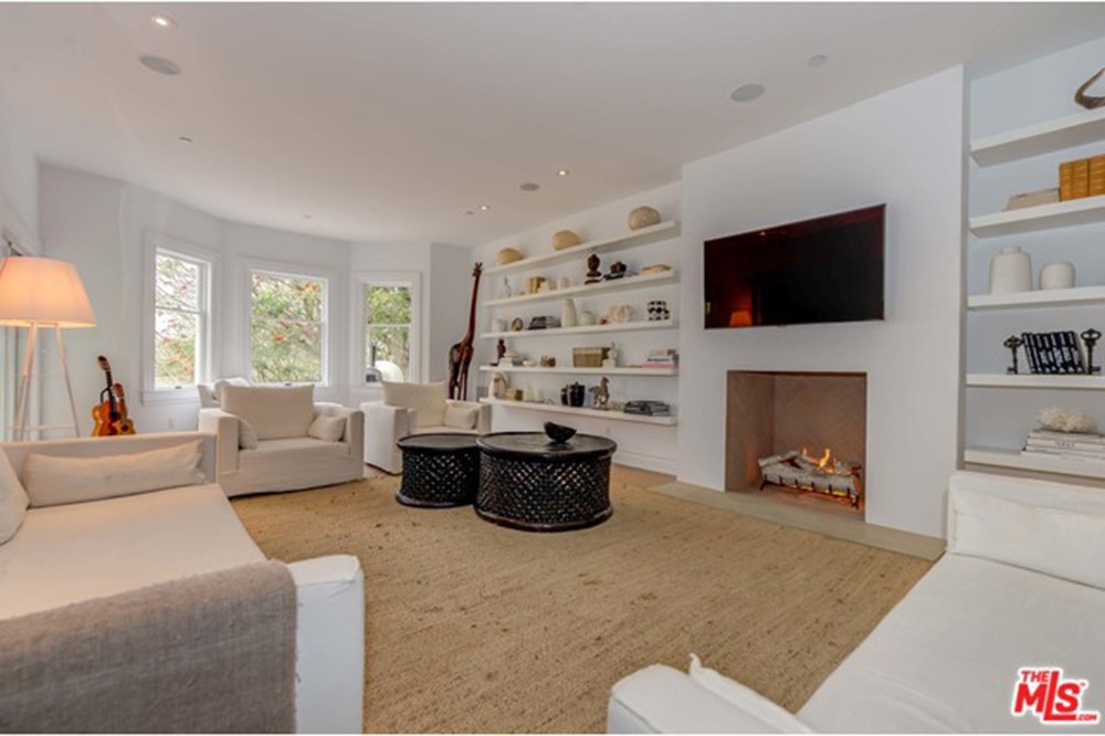 chris-hemsworth-elsa-pataky-house-in-malibu-for-sale-living-room