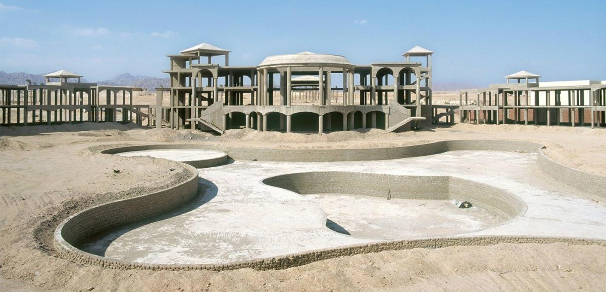 As ruínas do faraónico resort de luxo inacabado no meio do deserto do Egito